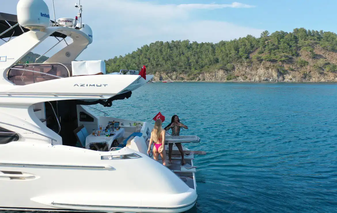 Kemer Yat Kiralama 17m Azimut 50 Fly